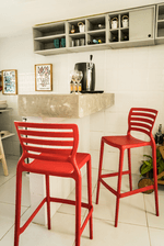 Cadeira-tramontina-sofia-alta-em-polipropileno-e-fibra-de-vidro-vermelho-ambiente