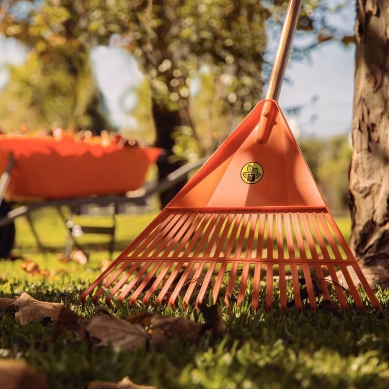 Vassoura Plástica Tramontina 22 Dentes Laranja com Cabo 120 cm